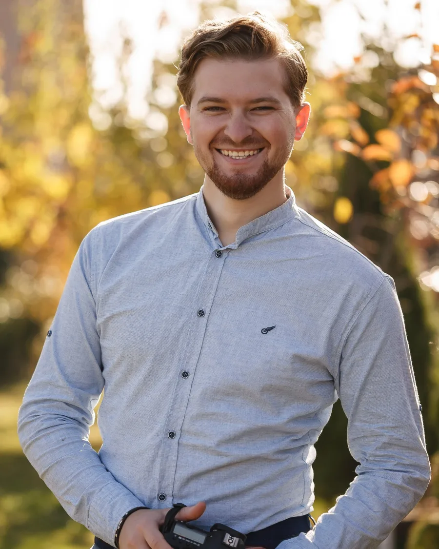 Volodymyr Snitynskyi, wedding and lifestyle photographer in Vienna, holding his camera